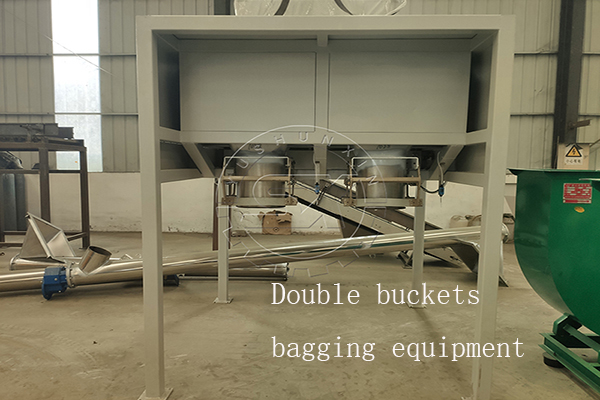 Double buckets bagging equipment